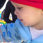 Sebastian in einem Spielzeughubschrauber
