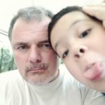 Vater und Sohn blödeln